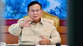 Presiden Republik Indonesia, Prabowo Subianto, saat menyampaikan arahan dalam sebuah pertemuan.