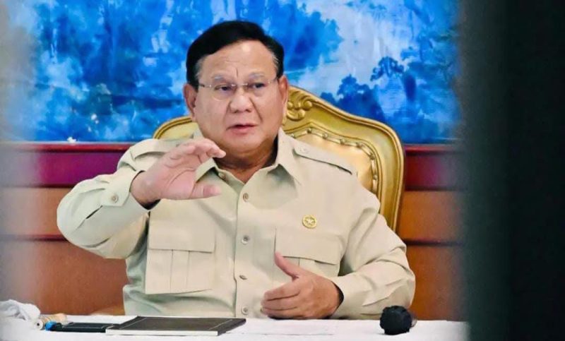 Presiden Republik Indonesia, Prabowo Subianto, saat menyampaikan arahan dalam sebuah pertemuan.