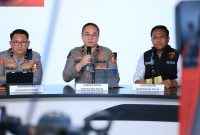 Brigjen Pol. Auliansyah Lubis, Karo Binops Stamaops Polri (kiri), Brigjen Pol. Trunoyudo Wisnu Andiko, Karo Penmas Divhumas Polri (tengah), dan Brigjen Pol. Mohammad Irhamni, Dirtipidter Bareskrim Polri (kanan), saat menyampaikan keterangan dalam konferensi pers terkait penanganan karhutla di Jakarta.