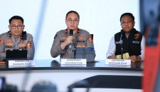 Brigjen Pol. Auliansyah Lubis, Karo Binops Stamaops Polri (kiri), Brigjen Pol. Trunoyudo Wisnu Andiko, Karo Penmas Divhumas Polri (tengah), dan Brigjen Pol. Mohammad Irhamni, Dirtipidter Bareskrim Polri (kanan), saat menyampaikan keterangan dalam konferensi pers terkait penanganan karhutla di Jakarta.