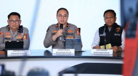 Brigjen Pol. Auliansyah Lubis, Karo Binops Stamaops Polri (kiri), Brigjen Pol. Trunoyudo Wisnu Andiko, Karo Penmas Divhumas Polri (tengah), dan Brigjen Pol. Mohammad Irhamni, Dirtipidter Bareskrim Polri (kanan), saat menyampaikan keterangan dalam konferensi pers terkait penanganan karhutla di Jakarta.