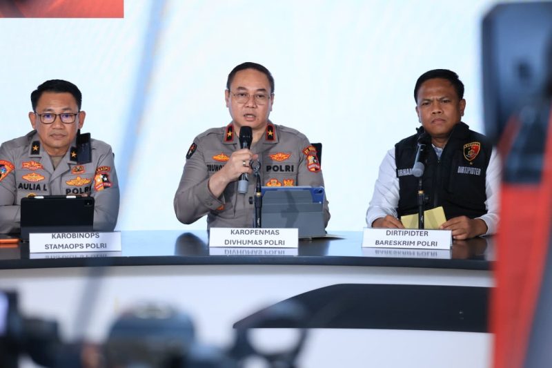 Brigjen Pol. Auliansyah Lubis, Karo Binops Stamaops Polri (kiri), Brigjen Pol. Trunoyudo Wisnu Andiko, Karo Penmas Divhumas Polri (tengah), dan Brigjen Pol. Mohammad Irhamni, Dirtipidter Bareskrim Polri (kanan), saat menyampaikan keterangan dalam konferensi pers terkait penanganan karhutla di Jakarta.