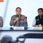 Brigjen Pol. Auliansyah Lubis, Karo Binops Stamaops Polri (kiri), Brigjen Pol. Trunoyudo Wisnu Andiko, Karo Penmas Divhumas Polri (tengah), dan Brigjen Pol. Mohammad Irhamni, Dirtipidter Bareskrim Polri (kanan), saat menyampaikan keterangan dalam konferensi pers terkait penanganan karhutla di Jakarta.