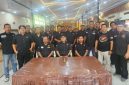 Jajaran pengurus dan anggota DPC Squad Nusantara Kabupaten Tangerang bersama jajaran DPW Squad Nusantara Banten berfoto bersama dalam kegiatan di RM Talang Balaraja, Kabupaten Tangerang, Senin (24/8/2026).