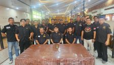 Jajaran pengurus dan anggota DPC Squad Nusantara Kabupaten Tangerang bersama jajaran DPW Squad Nusantara Banten berfoto bersama dalam kegiatan di RM Talang Balaraja, Kabupaten Tangerang, Senin (24/8/2026).