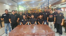 Jajaran pengurus dan anggota DPC Squad Nusantara Kabupaten Tangerang bersama jajaran DPW Squad Nusantara Banten berfoto bersama dalam kegiatan di RM Talang Balaraja, Kabupaten Tangerang, Senin (24/8/2026).