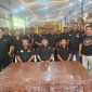 Jajaran pengurus dan anggota DPC Squad Nusantara Kabupaten Tangerang bersama jajaran DPW Squad Nusantara Banten berfoto bersama dalam kegiatan di RM Talang Balaraja, Kabupaten Tangerang, Senin (24/8/2026).