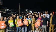 Bupati Ngada, Raymundus Bena, Tembus Wilayah Terdampak Gempa, Tegaskan Warga Golewa Selatan Tidak Ditinggalkan. (Foto: Elfrat Frans Dhena)