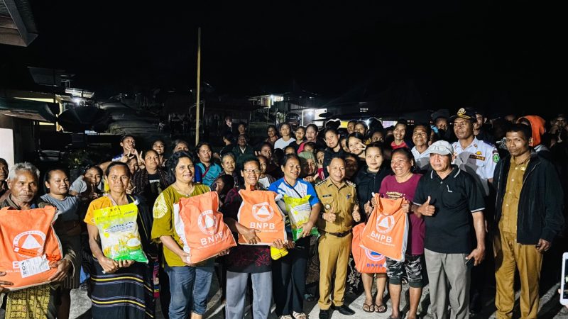 Bupati Ngada, Raymundus Bena, Tembus Wilayah Terdampak Gempa, Tegaskan Warga Golewa Selatan Tidak Ditinggalkan. (Foto: Elfrat Frans Dhena)