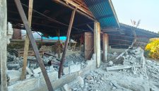 Gempa Susulan Luluhlantakkan Rumah Janda 64 Tahun di Ngada, Balita Kini Kehilangan Tempat Berteduh. (Foto: Istimewa)