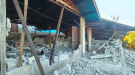 Gempa Susulan Luluhlantakkan Rumah Janda 64 Tahun di Ngada, Balita Kini Kehilangan Tempat Berteduh. (Foto: Istimewa)