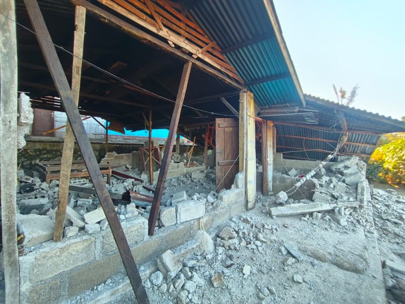 Gempa Susulan Luluhlantakkan Rumah Janda 64 Tahun di Ngada, Balita Kini Kehilangan Tempat Berteduh. (Foto: Istimewa)