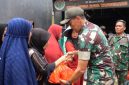 Dandim 0510/Tigaraksa bersama warga dan komunitas ojol saat penyerahan bantuan paket sembako dalam kegiatan Kopdar KBGB Citra Raya, Kabupaten Tangerang.