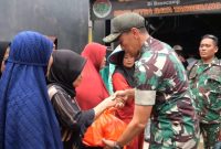 Dandim 0510/Tigaraksa bersama warga dan komunitas ojol saat penyerahan bantuan paket sembako dalam kegiatan Kopdar KBGB Citra Raya, Kabupaten Tangerang.