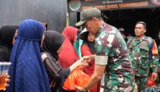 Dandim 0510/Tigaraksa bersama warga dan komunitas ojol saat penyerahan bantuan paket sembako dalam kegiatan Kopdar KBGB Citra Raya, Kabupaten Tangerang.