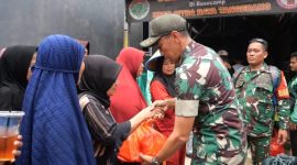 Dandim 0510/Tigaraksa bersama warga dan komunitas ojol saat penyerahan bantuan paket sembako dalam kegiatan Kopdar KBGB Citra Raya, Kabupaten Tangerang.