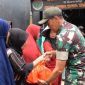 Dandim 0510/Tigaraksa bersama warga dan komunitas ojol saat penyerahan bantuan paket sembako dalam kegiatan Kopdar KBGB Citra Raya, Kabupaten Tangerang.