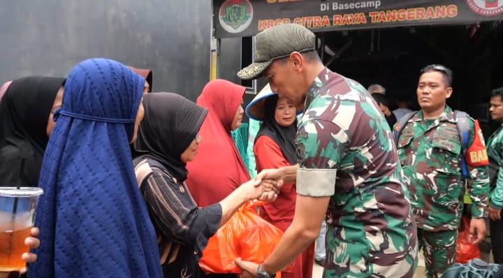 Dandim 0510/Tigaraksa bersama warga dan komunitas ojol saat penyerahan bantuan paket sembako dalam kegiatan Kopdar KBGB Citra Raya, Kabupaten Tangerang.