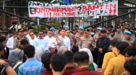 Kapolda Banten Irjen Pol Hengki (kanan) bersama jajaran kepolisian dan perwakilan Pemerintah Provinsi Banten saat menerima aspirasi mahasiswa dalam aksi di kawasan KP3B, Kota Serang.