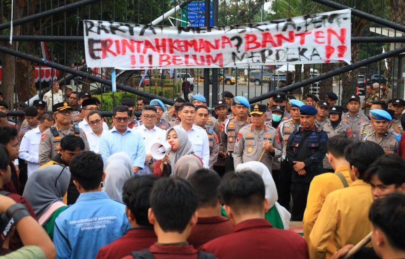 Kapolda Banten Irjen Pol Hengki (kanan) bersama jajaran kepolisian dan perwakilan Pemerintah Provinsi Banten saat menerima aspirasi mahasiswa dalam aksi di kawasan KP3B, Kota Serang.