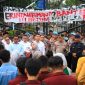 Kapolda Banten Irjen Pol Hengki (kanan) bersama jajaran kepolisian dan perwakilan Pemerintah Provinsi Banten saat menerima aspirasi mahasiswa dalam aksi di kawasan KP3B, Kota Serang.