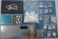 Barang bukti kasus narkotika jenis sabu yang diamankan Ditresnarkoba Polda Banten, berupa paket sabu, timbangan digital, telepon seluler, plastik klip, dan kunci kendaraan.
