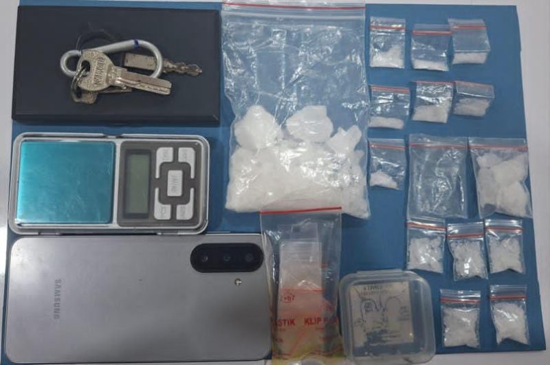 Barang bukti kasus narkotika jenis sabu yang diamankan Ditresnarkoba Polda Banten, berupa paket sabu, timbangan digital, telepon seluler, plastik klip, dan kunci kendaraan.