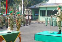Dandim 0510/Tigaraksa Letkol Inf Yudho Setyono, S.H. menyampaikan arahan dalam tradisi korps, disaksikan personel Kodim 0510/Tigaraksa dan anggota Persit KCK.