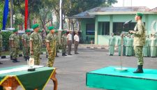 Dandim 0510/Tigaraksa Letkol Inf Yudho Setyono, S.H. menyampaikan arahan dalam tradisi korps, disaksikan personel Kodim 0510/Tigaraksa dan anggota Persit KCK.