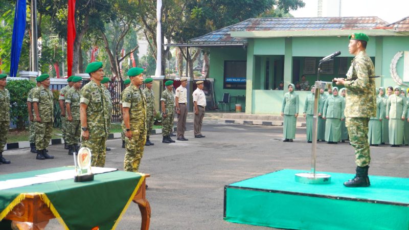 Dandim 0510/Tigaraksa Letkol Inf Yudho Setyono, S.H. menyampaikan arahan dalam tradisi korps, disaksikan personel Kodim 0510/Tigaraksa dan anggota Persit KCK.