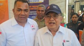Ketua PMI Pusat, Jusuf Kalla didampingi Ketua PMI Ngada, Romilus Juji. (Foto: Istimewa).