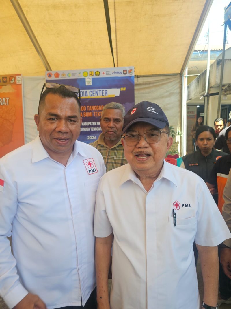 Ketua PMI Pusat, Jusuf Kalla didampingi Ketua PMI Ngada, Romilus Juji. (Foto: Istimewa).