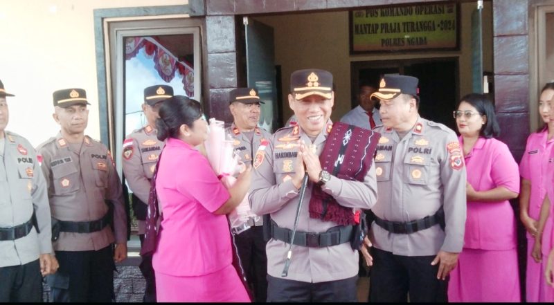 Kapolres Ngada, AKBP Gede Harimbawa tiba di Polres Ngada. (Foto: Elfrat Frans Dhena)