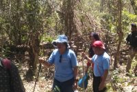 Rombongan Trecking Sedang Menyusuri Kawasan Hutan Konservasi. Nampak Ketua Tim Penggerak PKK Ngada, Ibu Blandina Mamo dan Bupati Ngada, Raymundus Bena. (Foto: Elfrat Frans Dhena)
