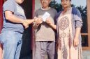 Anggota DPRD Ngada, Karel Maku menyambangi salah satu keluarga korban gempa bumi di Hobo, Desa Tiwotoda. (Elfrat Dhena)