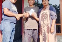 Anggota DPRD Ngada, Karel Maku menyambangi salah satu keluarga korban gempa bumi di Hobo, Desa Tiwotoda. (Elfrat Dhena)