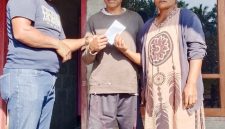 Anggota DPRD Ngada, Karel Maku menyambangi salah satu keluarga korban gempa bumi di Hobo, Desa Tiwotoda. (Elfrat Dhena)