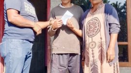 Anggota DPRD Ngada, Karel Maku menyambangi salah satu keluarga korban gempa bumi di Hobo, Desa Tiwotoda. (Elfrat Dhena)