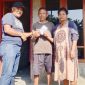Anggota DPRD Ngada, Karel Maku menyambangi salah satu keluarga korban gempa bumi di Hobo, Desa Tiwotoda. (Elfrat Dhena)