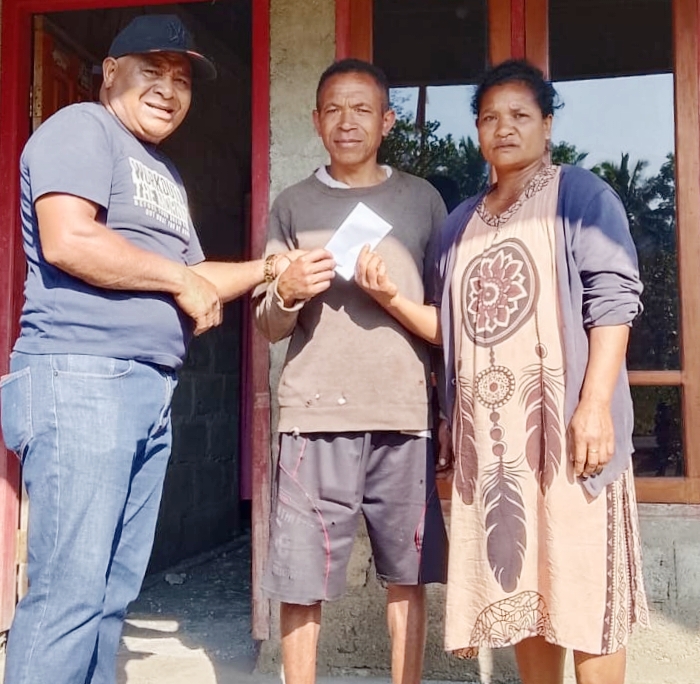 Anggota DPRD Ngada, Karel Maku menyambangi salah satu keluarga korban gempa bumi di Hobo, Desa Tiwotoda. (Elfrat Dhena)