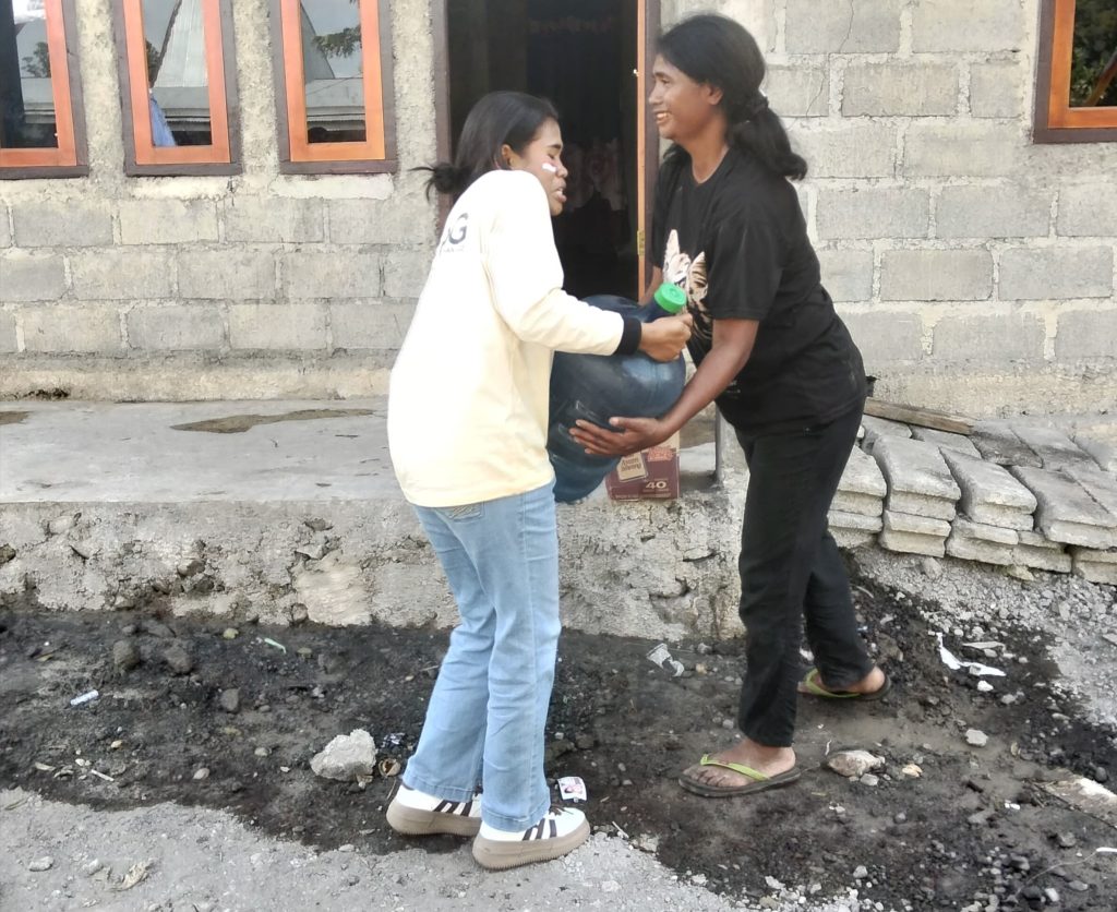 Dari Dapur SPPG, Bantuan Bergerak: Relawan Trikora-Ngedukelu Turun Langsung Bantu Warga Korban Gempa

BAJAWA, NGADA – Di tengah kepanikan dan situasi darurat pascagempa bumi yang melanda wilayah Kabupaten Ngada, solidaritas kemanusiaan kembali bergerak. Dari dapur SPPG Trikora dan SPPG Ngedukelu, bantuan darurat dikumpulkan dan disalurkan untuk warga yang terdampak bencana.

Gerakan kemanusiaan tersebut dilakukan oleh relawan Dapur SPPG Trikora dan SPPG Ngedukelu bersama mitra dan yayasan dapur. Mereka berkolaborasi menggalang serta menyalurkan bantuan untuk membantu memenuhi kebutuhan dasar masyarakat yang sedang menghadapi dampak gempa.

Sejumlah bantuan yang dibawa antara lain mie instan, telur, air minum dalam galon, serta terpal.

Bantuan tersebut menjadi sangat berarti bagi warga yang berada dalam kondisi darurat. Makanan dan air minum dibutuhkan untuk memenuhi kebutuhan sehari-hari, sementara terpal dapat digunakan sebagai tempat perlindungan sementara bagi warga yang membutuhkan.

Meski tidak dalam jumlah besar, bantuan yang diberikan menjadi bukti bahwa kepedulian tidak harus menunggu. Ketika warga membutuhkan pertolongan, relawan memilih bergerak dan hadir langsung di tengah masyarakat.

Relawan SPPG Trikora dan SPPG Ngedukelu menyampaikan bahwa aksi tersebut merupakan bentuk kepedulian terhadap sesama, khususnya warga yang sedang menghadapi musibah.

“Semoga bisa membantu, Kak. Tolong dinaikkan, Kak. Terima kasih,” demikian pesan yang disampaikan relawan dalam aksi kemanusiaan tersebut.

Mitra, Yayasan dan SPPG Bergerak Bersama
Gerakan bantuan ini tidak berdiri sendiri. Mitra, yayasan, dan SPPG dapur berkolaborasi untuk menghadirkan bantuan bagi masyarakat terdampak.

Kolaborasi tersebut menunjukkan bahwa penanganan kondisi darurat tidak hanya membutuhkan peran pemerintah, tetapi juga dukungan masyarakat, relawan, lembaga sosial, yayasan, dan berbagai pihak yang memiliki kepedulian.

Di tengah bencana, sinergi menjadi kekuatan. Bantuan yang dikumpulkan dari berbagai pihak kemudian diarahkan kepada warga yang membutuhkan.

Kehadiran relawan juga membawa pesan penting bahwa masyarakat terdampak tidak sendirian menghadapi situasi sulit.

Bukan hanya mie, telur, air minum dan terpal yang dibawa. Ada kepedulian, solidaritas, serta semangat gotong royong yang ikut hadir bersama bantuan tersebut.

Bagi warga yang sedang menghadapi masa sulit, kehadiran orang-orang yang datang membantu dapat menjadi sumber kekuatan untuk melewati masa tanggap darurat.

Relawan berharap aksi kemanusiaan tersebut dapat terus mendapat dukungan sehingga bantuan bisa menjangkau lebih banyak warga yang membutuhkan.

Mereka juga mengajak berbagai pihak untuk bersama-sama memberikan perhatian terhadap kondisi masyarakat terdampak gempa, terutama selama kebutuhan darurat masih berlangsung.

Dari dapur SPPG Trikora dan SPPG Ngedukelu, gerakan kecil itu kemudian bergerak menjadi aksi kemanusiaan.

Di tengah gempa yang mengguncang, solidaritas justru menguat. Ketika warga membutuhkan, bantuan datang. Ketika masyarakat diuji bencana, gotong royong menjadi kekuatan.