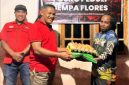 Ketua DPC PDIP Ngada, Wilfridus Muga menyerahkan bantuan sembako kepada salah satu korban gempa di Ngada. (Foto: Dok. DPC PDIP Ngada).