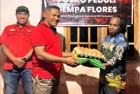 Ketua DPC PDIP Ngada, Wilfridus Muga menyerahkan bantuan sembako kepada salah satu korban gempa di Ngada. (Foto: Dok. DPC PDIP Ngada).