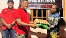 Ketua DPC PDIP Ngada, Wilfridus Muga menyerahkan bantuan sembako kepada salah satu korban gempa di Ngada. (Foto: Dok. DPC PDIP Ngada).