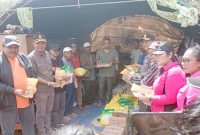 Bupati Ngada Turun Langsung ke Lokasi Gempa, Bantuan Darurat Diserahkan untuk Warga Bowali. (Foto: Istimewa)