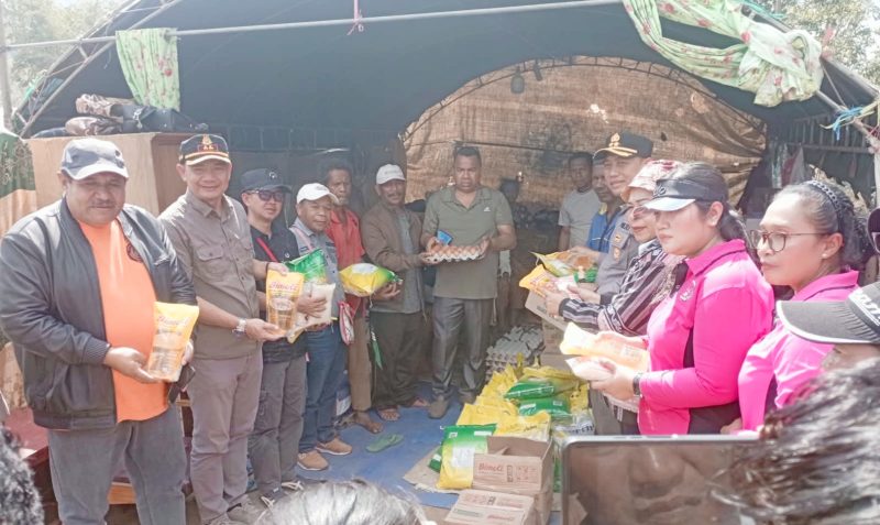 Bupati Ngada Turun Langsung ke Lokasi Gempa, Bantuan Darurat Diserahkan untuk Warga Bowali. (Foto: Istimewa)