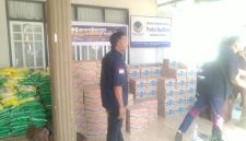 NasDem Ngada Tancap Gas! 2 Ton Beras dan Ratusan Paket Bantuan Diserbu ke 15 Titik Korban Gempa. (Foto: Elfrat Frans Dhena)