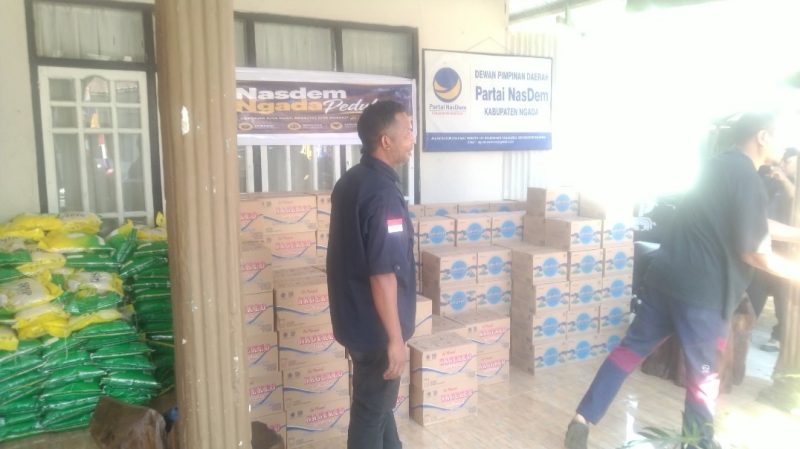 NasDem Ngada Tancap Gas! 2 Ton Beras dan Ratusan Paket Bantuan Diserbu ke 15 Titik Korban Gempa. (Foto: Elfrat Frans Dhena)