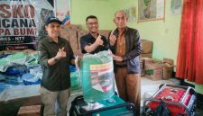 Branch Manager PT Taspen Cabang Ende, Frans Davids Masombe (tengah) didampingi Penjabat Sekda Ngada (kanan) dan Kepala Baperida Ngada. (Foto: Elfrat Frans Dhena)