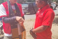 Ganjar Pranowo berbincang-bincang dengan Ketua Fraksi PDIP Ngada, Rinus Ndiwal saat menyambangi posko darurat bencana gempa di Lengkosambi. (Foto: Elfrat Frans Dhena)